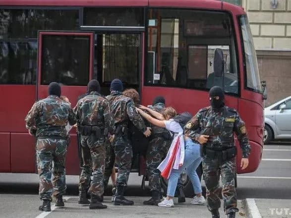 u-bilorusi-trivayut-protesti-studentiv-i-zatrimannya-omon