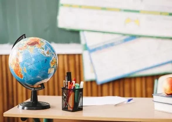 ponad-30-tis-pershachkiv-milyoni-na-dezinfektori-ta-maski-u-kiyevi-startuvav-navchalniy-rik