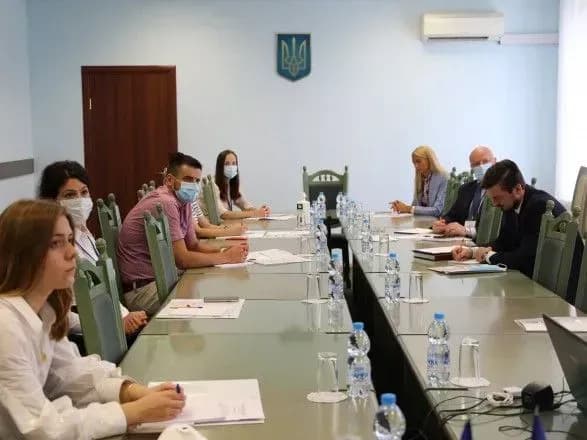 etiket-ta-protokol-dlya-spivrobitnikiv-ofisu-genprokurora-provedeli-navchannya-z-profesiynoyi-diplomati