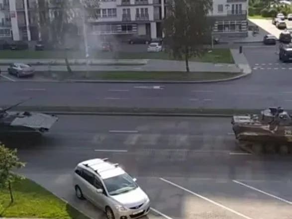 protesti-u-bilorusi-u-minsku-pomitili-viyskovu-tekhniku-zbirayutsya-koloni-protestuyuchikh