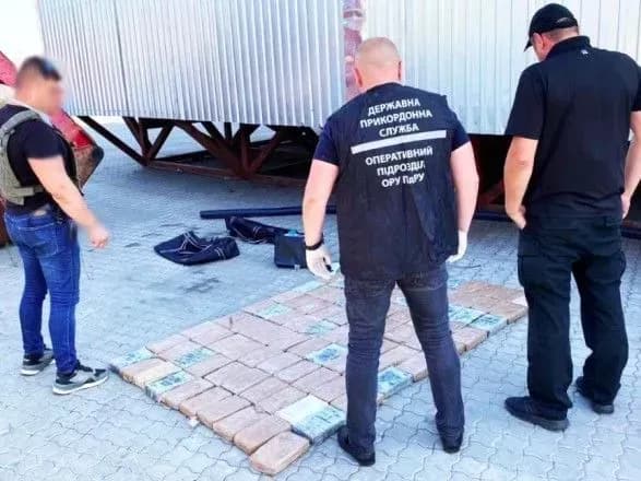u-portu-pivdenniy-u-konteyneri-z-bananami-znayshli-rekordnu-partiyu-kokayinu-na-ponad-17-mln-dolariv