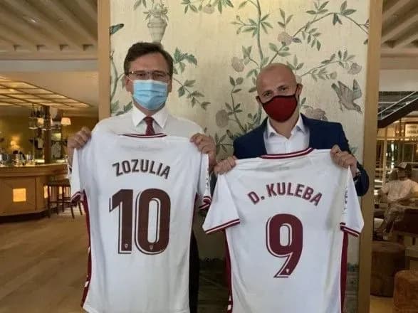 kuleba-v-ispaniyi-zustrivsya-z-vidomim-ukrayinskim-futbolistom