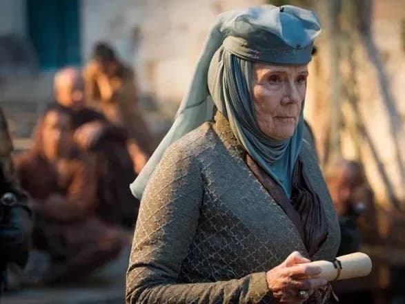 pomerla-zirka-gri-prestoliv-dayana-rigg