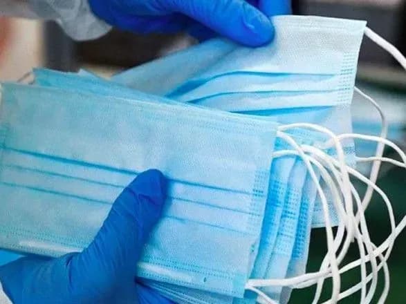 u-kiyevi-cholovika-pidozryuyut-u-prodazhi-neisnuyuchikh-medichnikh-masok-na-blizko-500-tis-griven
