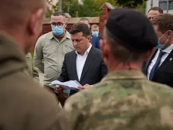 zelenskiy-u-lvovi-pospilkuvavsya-z-ridnimi-ta-blizkimi-poleglikh-voyiniv-ato-oos
