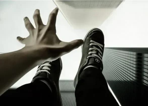 pomerla-dorogoyu-do-likarni-u-lvovi-divchinka-vipala-z-9-poverkhu