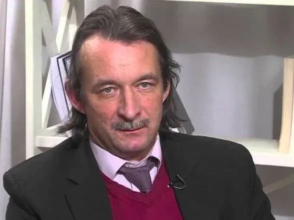 mvf-postaviv-ukrayinu-na-pauzu-cherez-pozovi-surkisiv-do-privatbanku-ekonomist