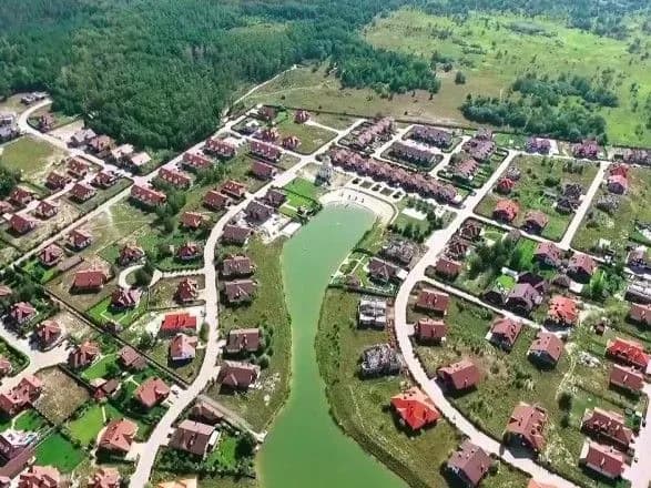 kriposne-pravo-21-stolittya-yak-zhiteli-kotedzhnikh-mistechok-potraplyayut-u-komunalne-rabstvo