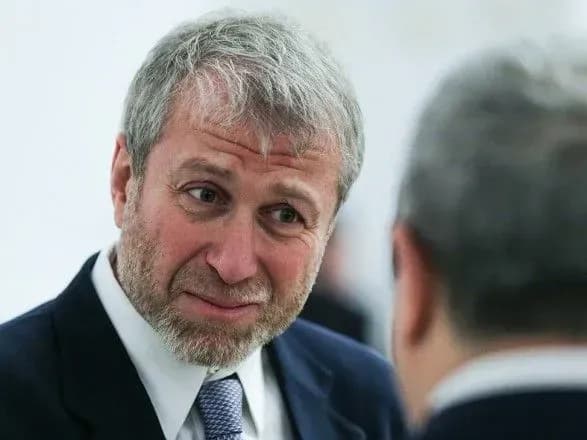 rosiyskogo-vlasnika-chelsi-zvinuvatili-u-nezakonnikh-transferakh