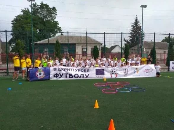 kharkivschina-rozpochala-sezon-vidkritikh-urokiv-futbolu-v-adaptovanomu-formati