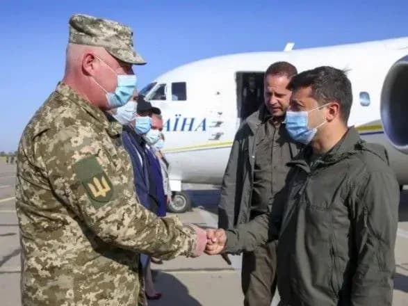 zelenskiy-na-mikolayivschini-podivitsya-na-robotu-kompleksu-javelin