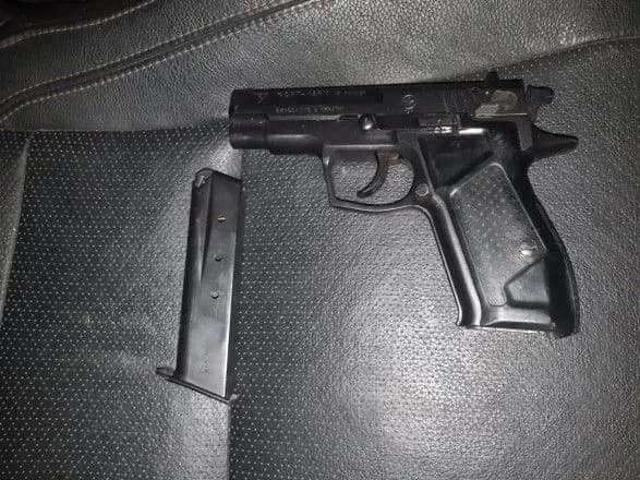 ukrayinets-pryamuyuchi-do-bilorusi-prikhopiv-z-soboyu-pistolet