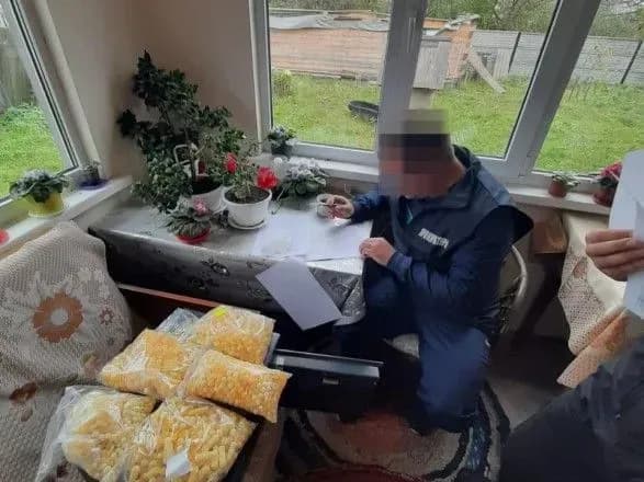 na-rivnenschini-u-shesti-osib-viluchili-ponad-100-kilogramiv-burshtinu-ta-gotovi-virobi-iz-nogo