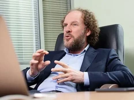 eks-v-o-golovi-ogkhk-devis-nazivaye-prichinoyu-svoyeyi-vidstavki-koruptsiyu-u-fdm