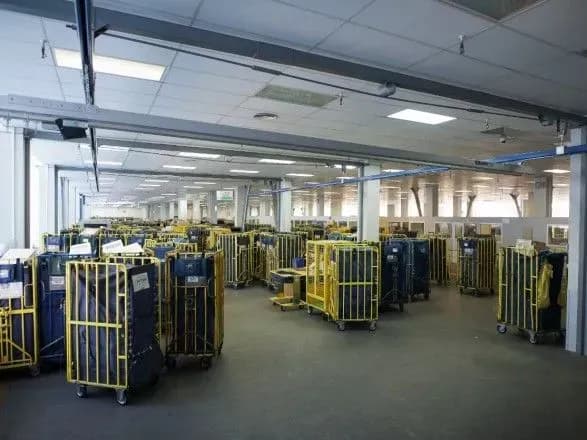 ukrayina-pidpisala-ugodu-z-yeib-na-modernizatsiyu-logistichnoi-merezhi-ukrposhti-dadut-kredit-u-30-mln-yevro