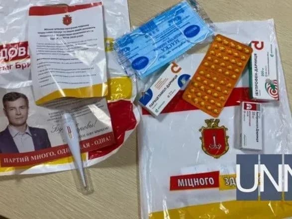 v-odesi-kandidat-rozdaye-vibortsyam-termometri-ta-askorbinku
