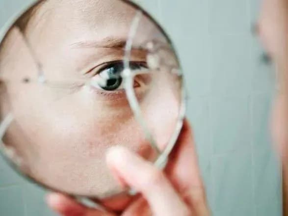 bila-palitseyu-truboyu-ta-sokiroyu-zhinku-z-shizofreniyeyu-gospitalizuvali-cherez-zhorstoke-vbivstvo-cholovika