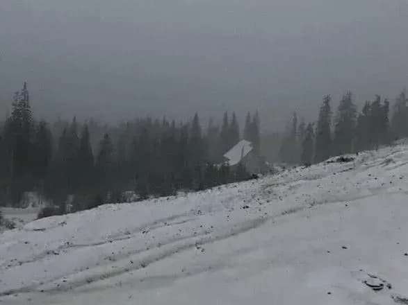 moroz-i-snig-na-visokogiryi-karpat-rozigralasya-zima