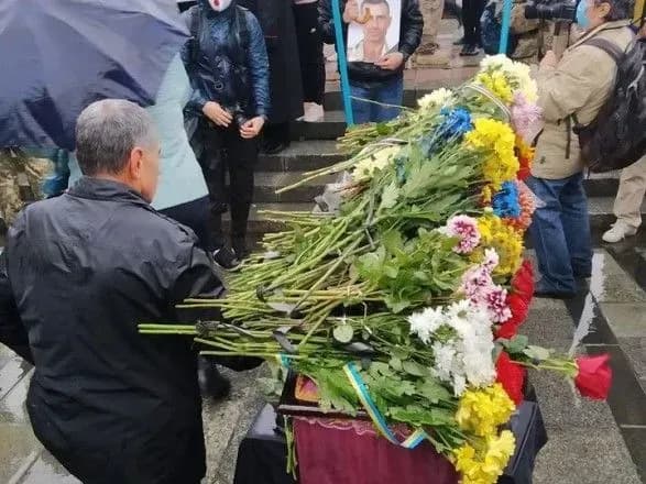 na-stolichnomu-maydani-poproschalis-iz-veteranom-ato-yakiy-vchiniv-akt-samospalennya