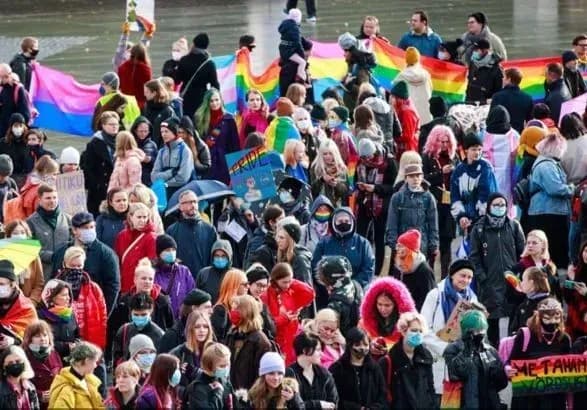u-tallini-proyshla-aktsiya-na-pidtrimku-lgbt-pislya-gomofobnikh-sliv-glavi-mvs