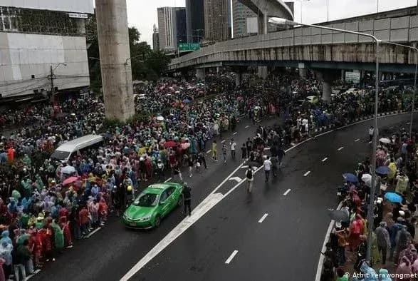 protesti-u-tayilandi-tisyachi-lyudey-viyshli-na-vulitsi-popri-zaboronu-na-zibrannya