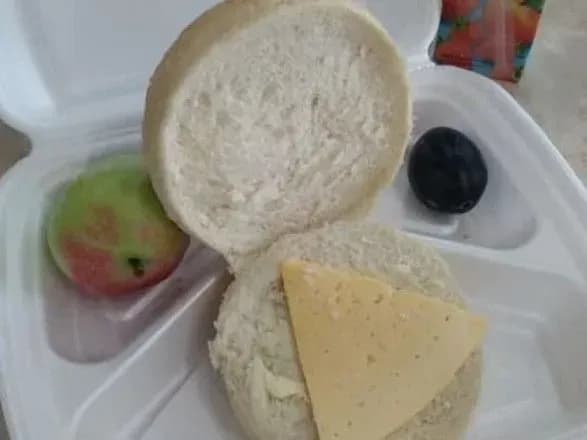 stolichnikh-shkolyariv-schodnya-goduyut-bulkami-vid-klichka-vimagayut-zabezpechiti-normalne-kharchuvannya