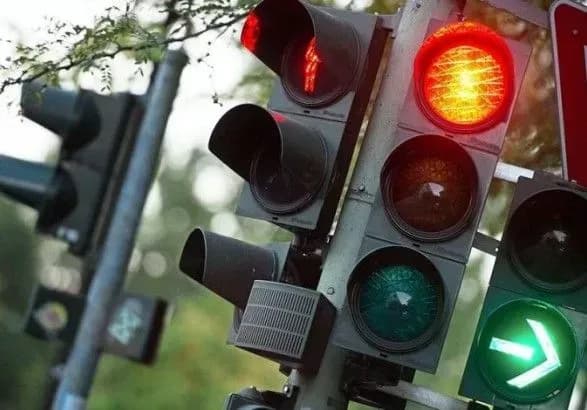 u-cherkasakh-direktor-pidpriyemstva-nezakonno-zavolodiv-700-tis-grn-na-remonti-svitloforiv