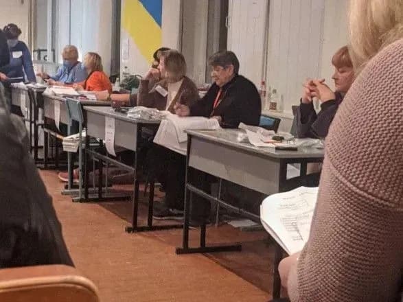 u-poltavi-chleni-dvk-zapovnyuvali-protokoli-olivtsem-ta-pratsyuvali-bez-masok