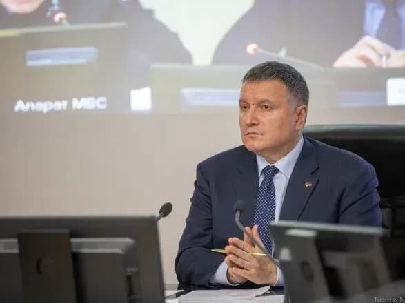 opituvannya-zelenskogo-avakov-zayaviv-pro-zakonnist-opituvan-bilya-viborchikh-dilnits