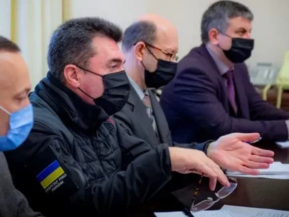 danilov-zustrivsya-iz-poslom-britaniyi-govorili-pro-gibridni-zagrozi-ta-rishennya-ksu