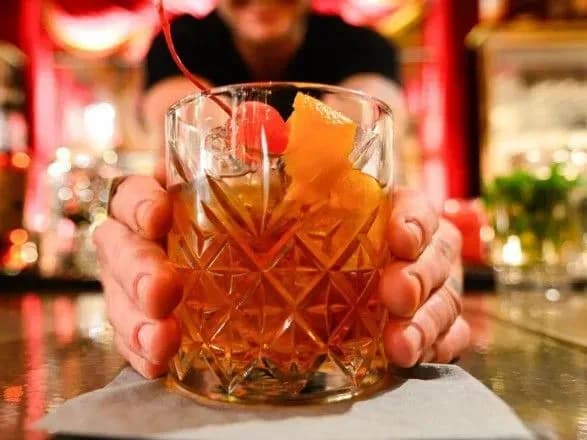 gretsiya-na-misyats-zakriye-bilshist-bariv-i-restoraniv