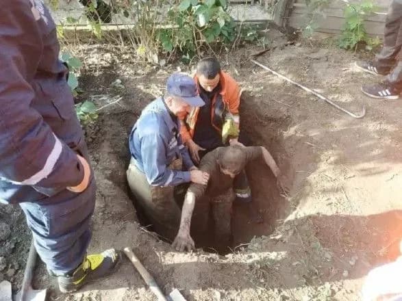 na-zhitomirschini-cholovik-zastryag-u-kolodyazi-na-glibini-2-metri-viklikali-ryatuvalnikiv