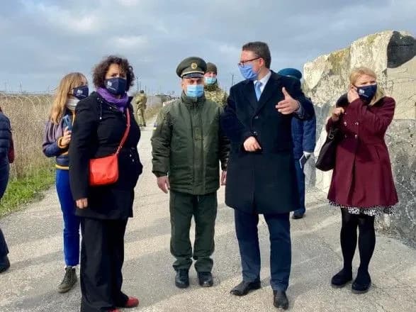 posol-velikoyi-britaniyi-pobuvala-na-adminmezhi-z-krimom-tut-ne-maye-buti-tsikh-kpvv