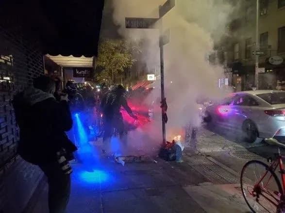 u-nyu-yorku-na-aktsiyi-pislya-viboriv-stalisya-zitknennya-kilka-desyatkiv-lyudey-zatrimali