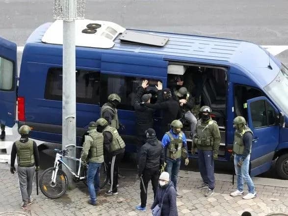 protesti-u-bilorusi-pid-chas-nedilnikh-demonstratsiy-zatrimano-vzhe-mayzhe-800-osib