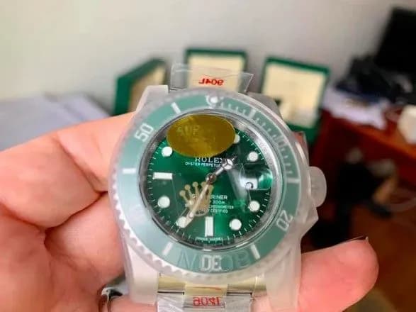 cherez-stolichnu-mitnitsyu-namagalisya-peredati-partiyu-godinnikiv-rolex-na-blizko-1-mln-griven