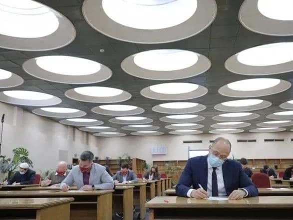 diplomati-suddi-deputati-i-odin-premyer-khto-pisav-diktant-natsionalnoyi-yednosti