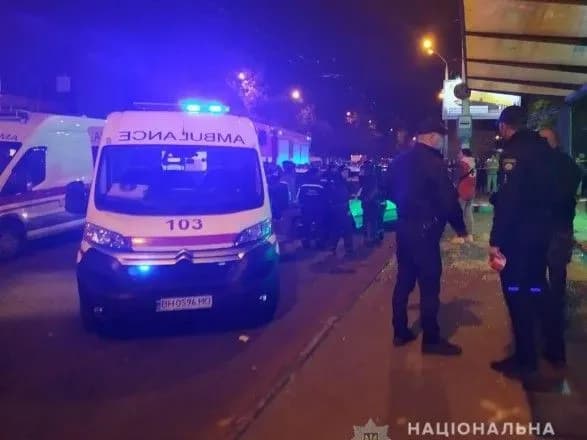 v-odesi-avtivka-vletila-v-zupinku-postrazhdalo-dvi-zhinki-i-dvoye-pidlitkiv