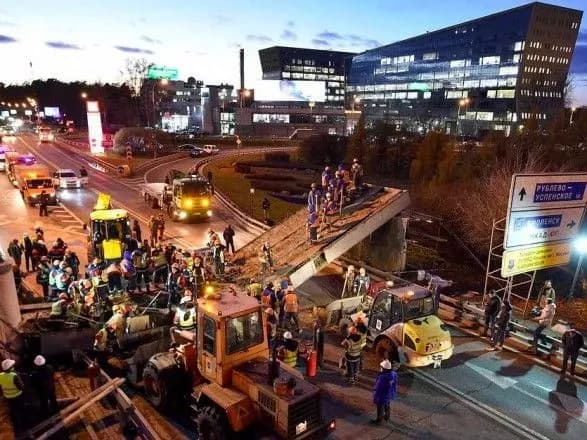 u-moskvi-pislya-zitknennya-vantazhivki-z-oporoyu-obvalivsya-mist