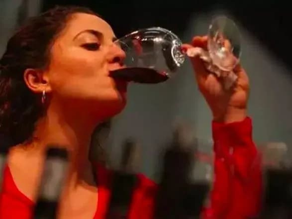 kardiologi-nazvali-schodennu-korisnu-dozu-alkogolyu-dlya-cholovikiv-i-zhinok