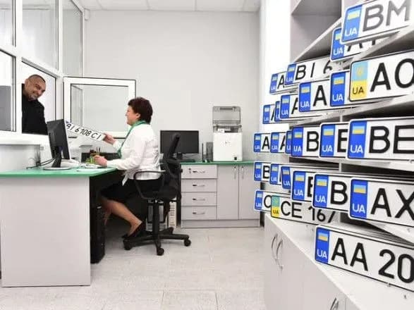 u-mvs-povidomili-chi-mozhna-otrimati-nomerni-znaki-na-avto-na-karantini-vikhidnogo-dnya