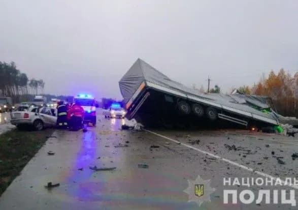 pid-zhitomirom-lobove-zitknennya-legkovika-skoda-z-vantazhivkoyu-troye-lyudey-zaginuli