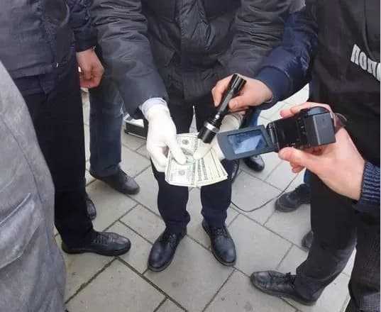 za-3-tis-dolariv-obitsyav-dopomogti-skasuvati-virok-zatrimano-pratsivnika-adminsudu