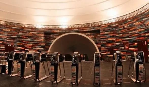 vibukhivki-na-stolichnomu-khreschatiku-ne-znayshli-metro-pratsyuye-u-zvichaynomu-rezhimi