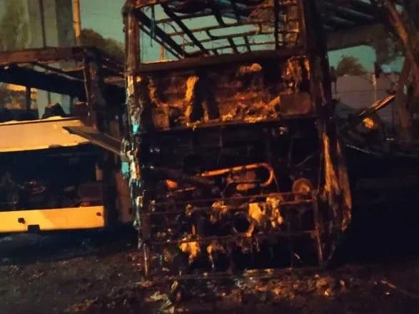 v-odesi-na-avtostoyantsi-zagorilisya-avtobusi-ta-evakuator-ye-poraneniy