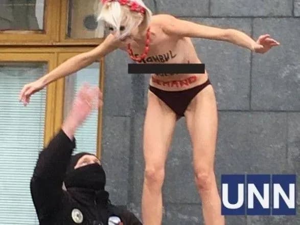 ogolena-divchina-na-kuli-pid-op-na-aktivistu-sklali-adminprotokol