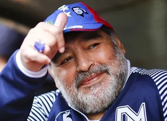 prichinoyu-smerti-maradoni-stala-gostra-sertseva-nedostatnist-zmi