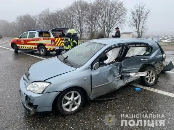 na-trasi-kiyiv-odesa-zitknulisya-legkoviki-ye-zagibli