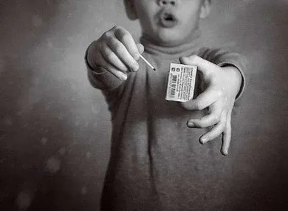 na-lvivschini-dvorichniy-khlopchik-grayuchis-sirnikom-pidpaliv-sebe-i-zaginuv