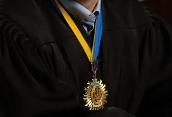 vrp-zvilnila-suddyu-yakiy-dav-umovniy-termin-kolishnomu-atovtsyu-za-pogrozu-pidirvati-druzhinu-ta-teschu